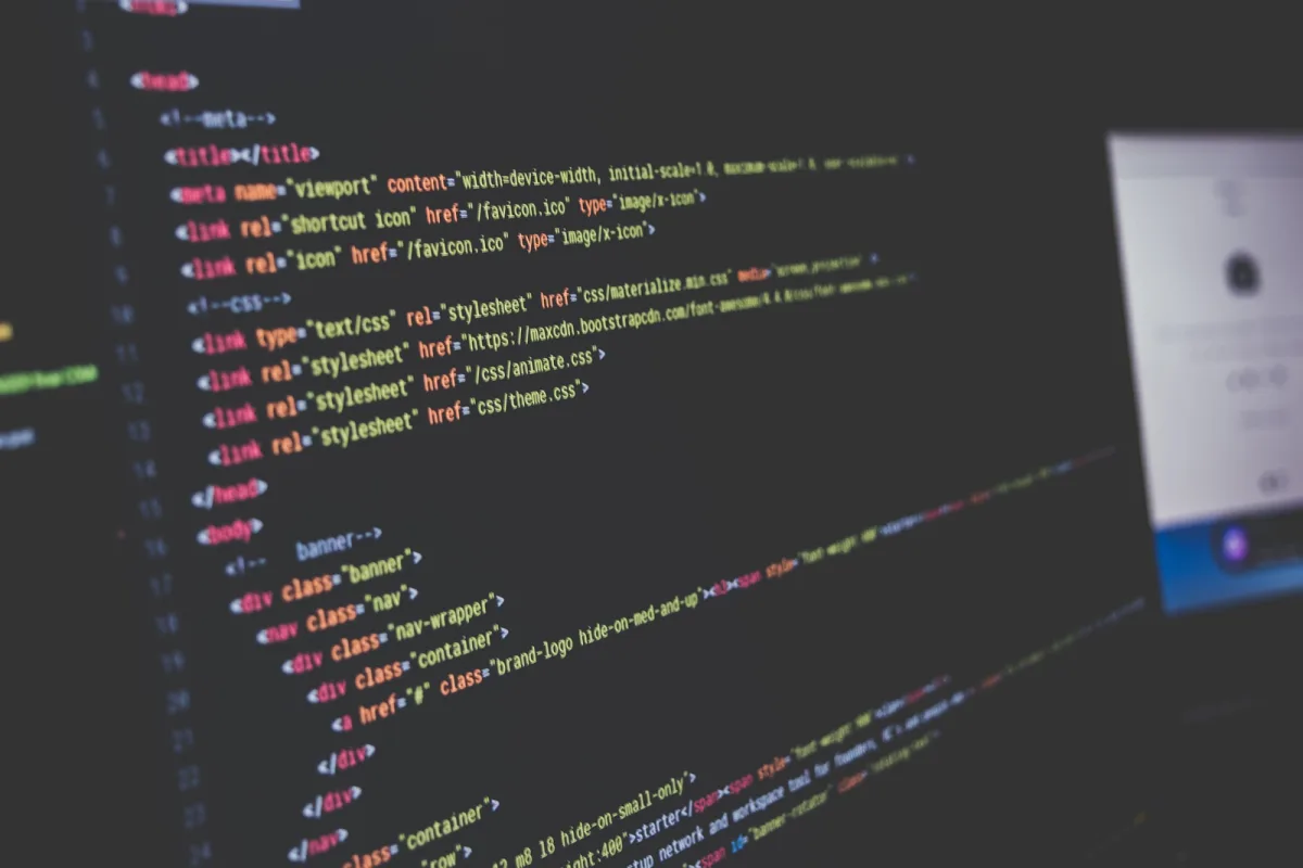 Nahaufnahme eines Monitors mit PHP-Code als Motiv für Laravel-Entwicklung.
